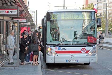 seins bus|Topic Elle prend le bus les seins à lair